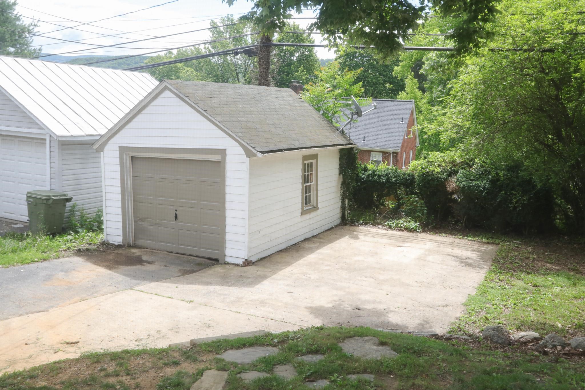 844 LYNDHURST RD, WAYNESBORO, Virginia 22980, 4 Bedrooms Bedrooms, ,1 BathroomBathrooms,Residential,844 LYNDHURST RD,665958 MLS # 665958