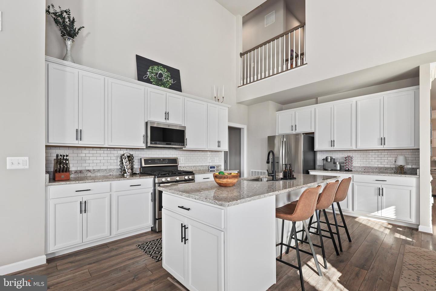 18140 RIDGEWOOD PL, ROUND HILL, Virginia 20141, 5 Bedrooms Bedrooms, 9 Rooms Rooms,4 BathroomsBathrooms,Residential,For sale,18140 RIDGEWOOD PL,VALO2099964 MLS # VALO2099964