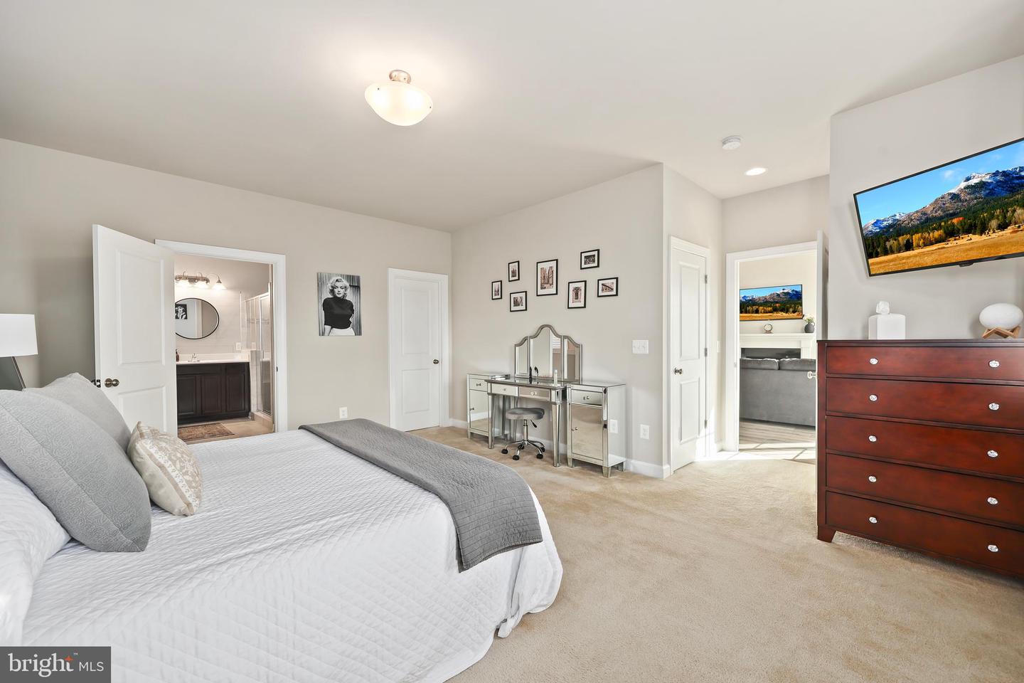 18140 RIDGEWOOD PL, ROUND HILL, Virginia 20141, 5 Bedrooms Bedrooms, 9 Rooms Rooms,4 BathroomsBathrooms,Residential,For sale,18140 RIDGEWOOD PL,VALO2099964 MLS # VALO2099964