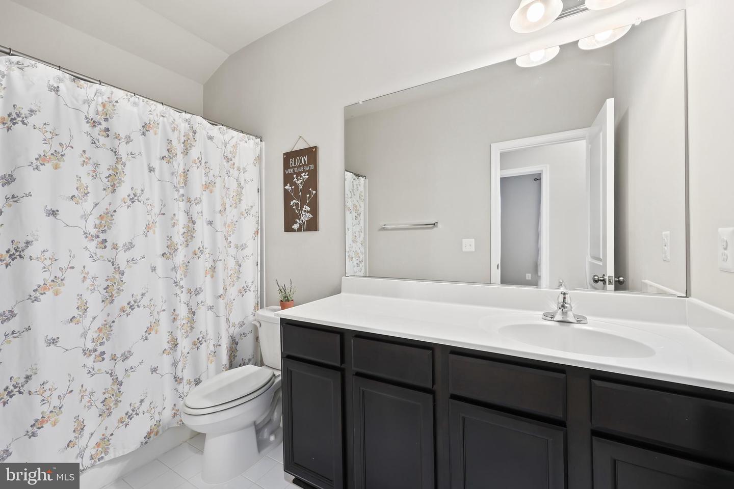 18140 RIDGEWOOD PL, ROUND HILL, Virginia 20141, 5 Bedrooms Bedrooms, 9 Rooms Rooms,4 BathroomsBathrooms,Residential,For sale,18140 RIDGEWOOD PL,VALO2099964 MLS # VALO2099964