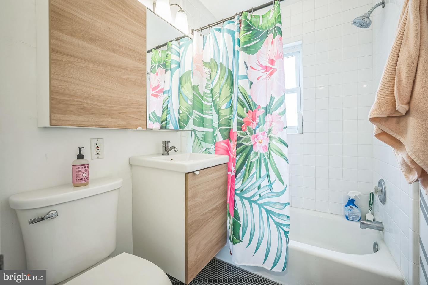 304 S VEITCH ST, ARLINGTON, Virginia 22204, 2 Bedrooms Bedrooms, ,2 BathroomsBathrooms,Residential,For sale,304 S VEITCH ST,VAAR2059578 MLS # VAAR2059578