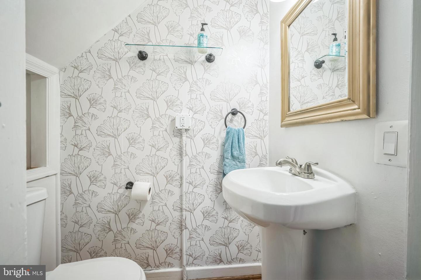 304 S VEITCH ST, ARLINGTON, Virginia 22204, 2 Bedrooms Bedrooms, ,2 BathroomsBathrooms,Residential,For sale,304 S VEITCH ST,VAAR2059578 MLS # VAAR2059578