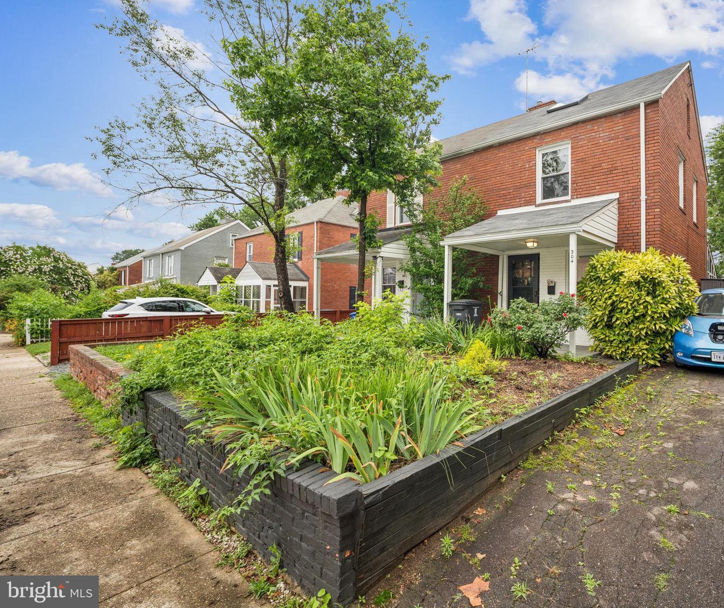 304 S VEITCH ST, ARLINGTON, Virginia 22204, 2 Bedrooms Bedrooms, ,2 BathroomsBathrooms,Residential,For sale,304 S VEITCH ST,VAAR2059578 MLS # VAAR2059578