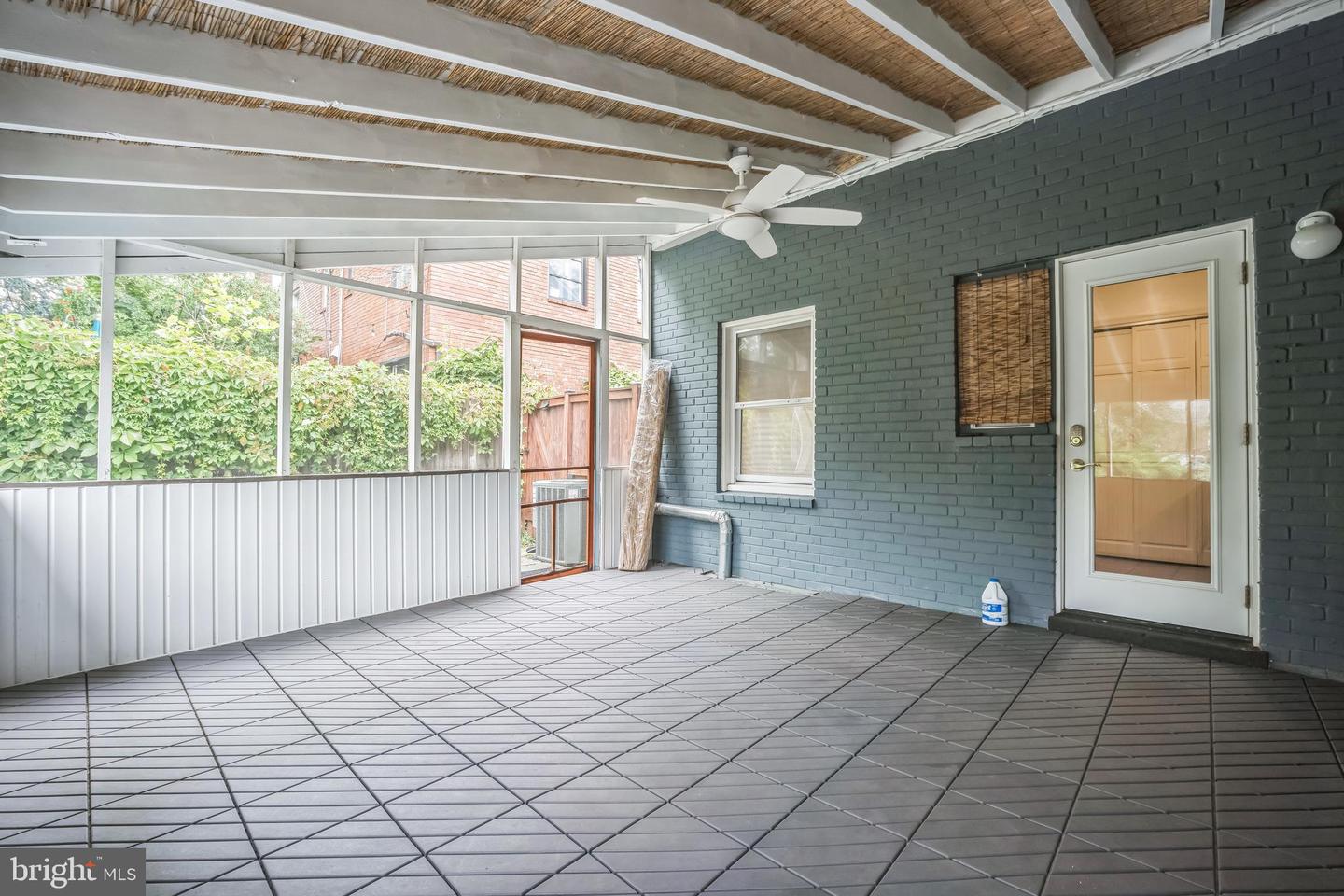 304 S VEITCH ST, ARLINGTON, Virginia 22204, 2 Bedrooms Bedrooms, ,2 BathroomsBathrooms,Residential,For sale,304 S VEITCH ST,VAAR2059578 MLS # VAAR2059578