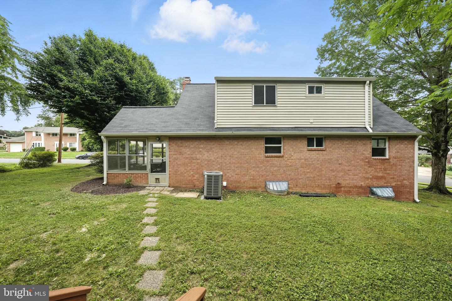6910 BARNACK DR, SPRINGFIELD, Virginia 22152, 5 Bedrooms Bedrooms, ,3 BathroomsBathrooms,Residential,For sale,6910 BARNACK DR,VAFX2223144 MLS # VAFX2223144
