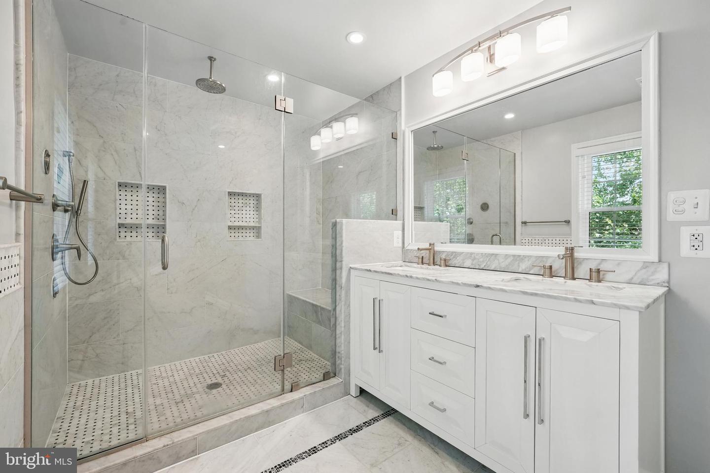 9913 ROSEWOOD HILL CIR, VIENNA, Virginia 22182, 5 Bedrooms Bedrooms, ,4 BathroomsBathrooms,Residential,For sale,9913 ROSEWOOD HILL CIR,VAFX2245376 MLS # VAFX2245376