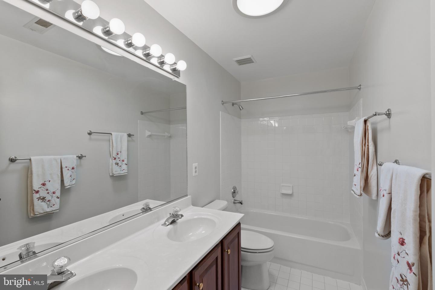 13893 WALNEY PARK DR, CHANTILLY, Virginia 20151, 4 Bedrooms Bedrooms, ,4 BathroomsBathrooms,Residential,For sale,13893 WALNEY PARK DR,VAFX2245858 MLS # VAFX2245858
