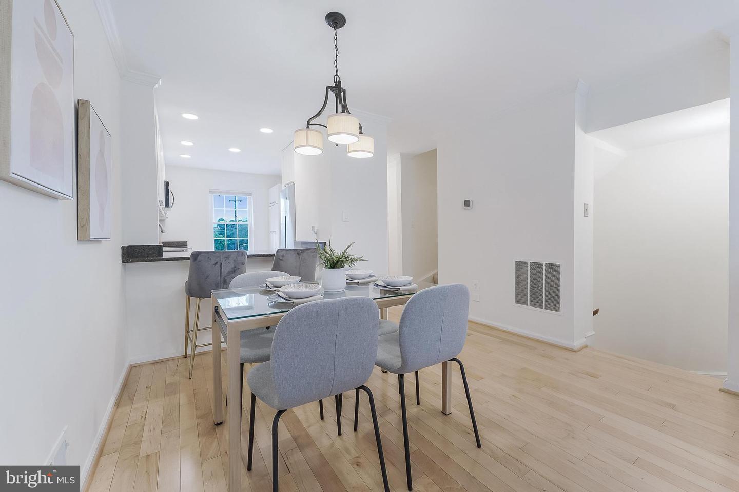 4377-D CHERRY HILL RD, ARLINGTON, Virginia 22207, 3 Bedrooms Bedrooms, ,2 BathroomsBathrooms,Residential,For sale,4377-D CHERRY HILL RD,VAAR2058730 MLS # VAAR2058730