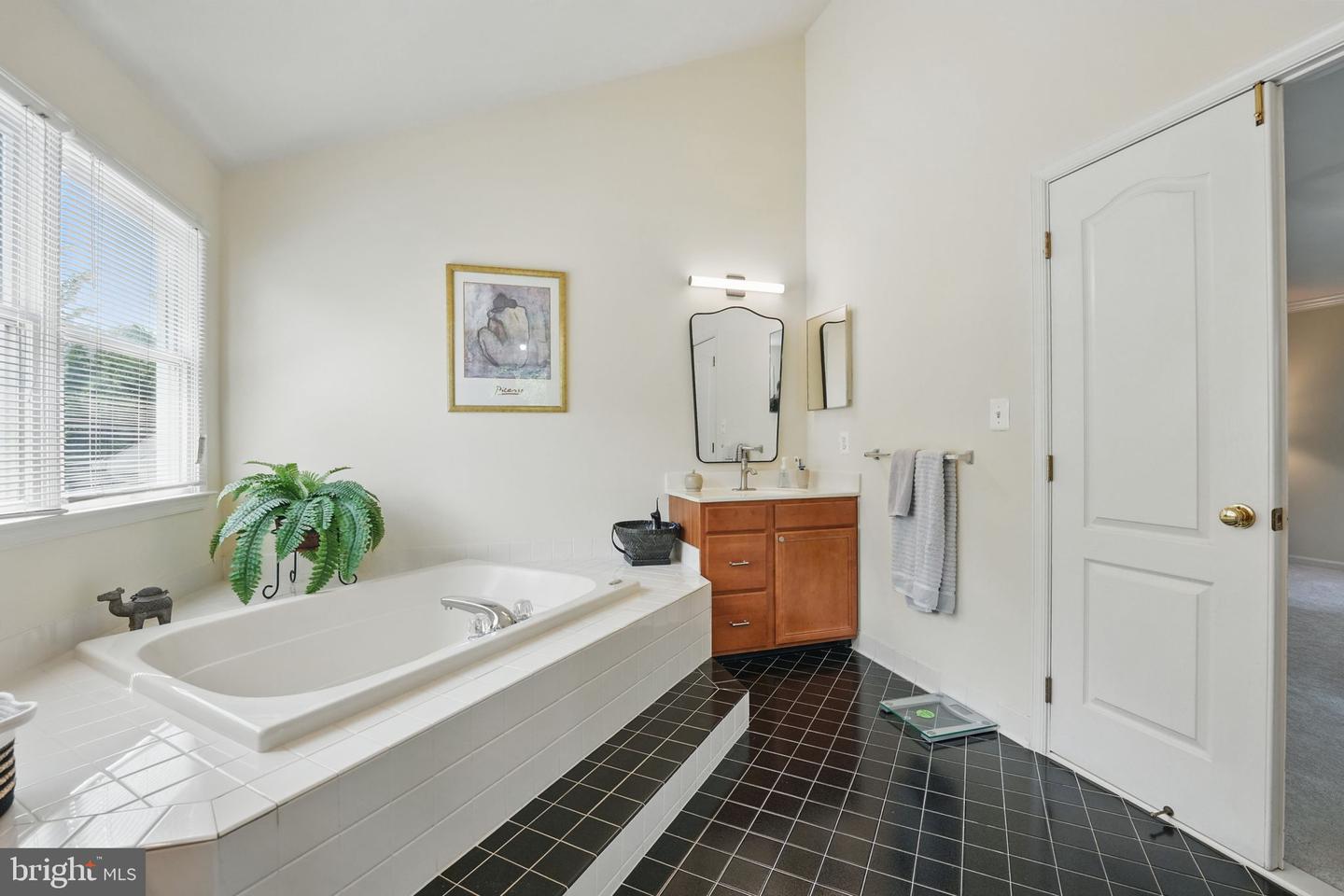 12704 AUTUMN CREST DR, HERNDON, Virginia 20171, 5 Bedrooms Bedrooms, ,4 BathroomsBathrooms,Residential,For sale,12704 AUTUMN CREST DR,VAFX2246408 MLS # VAFX2246408