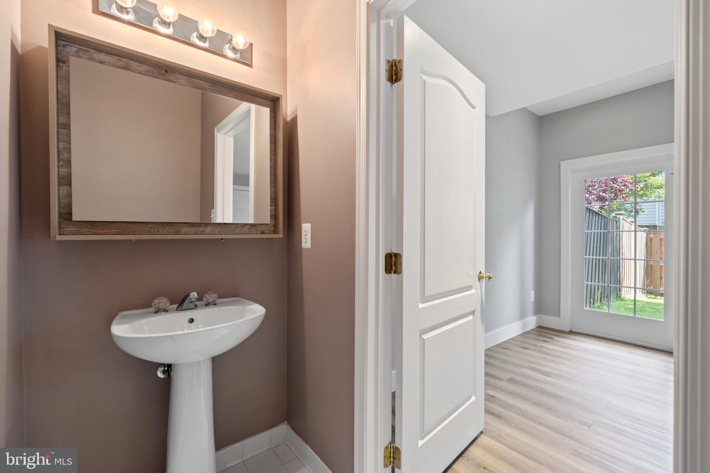 25236 WHIPPOORWILL TER, CHANTILLY, Virginia 20152, 3 Bedrooms Bedrooms, ,2 BathroomsBathrooms,Residential,For sale,25236 WHIPPOORWILL TER,VALO2089994 MLS # VALO2089994