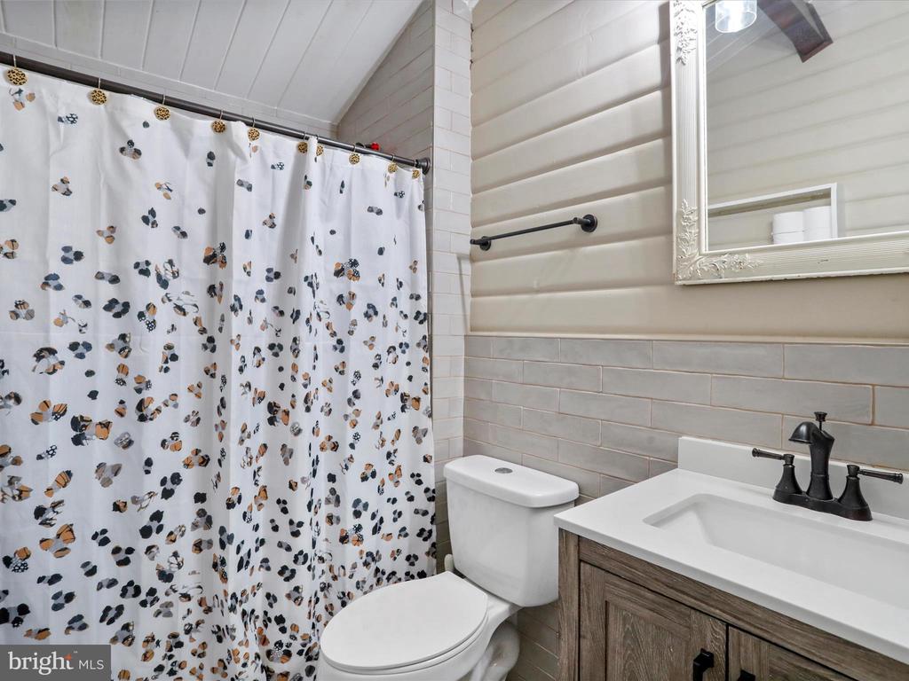 37 HEADWATERS RD, CHESTER GAP, Virginia, 5 Bedrooms Bedrooms, ,4 BathroomsBathrooms,Residential,37 HEADWATERS RD,VARP2002142 MLS # VARP2002142