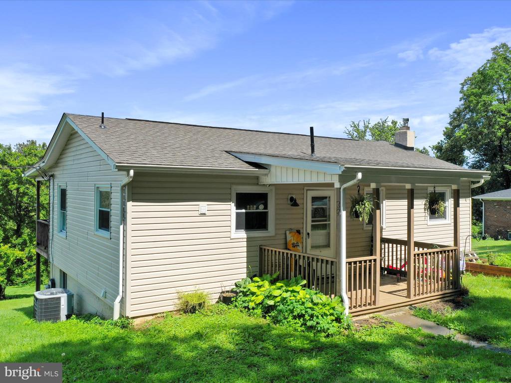 37 HEADWATERS RD, CHESTER GAP, Virginia, 5 Bedrooms Bedrooms, ,4 BathroomsBathrooms,Residential,37 HEADWATERS RD,VARP2002142 MLS # VARP2002142