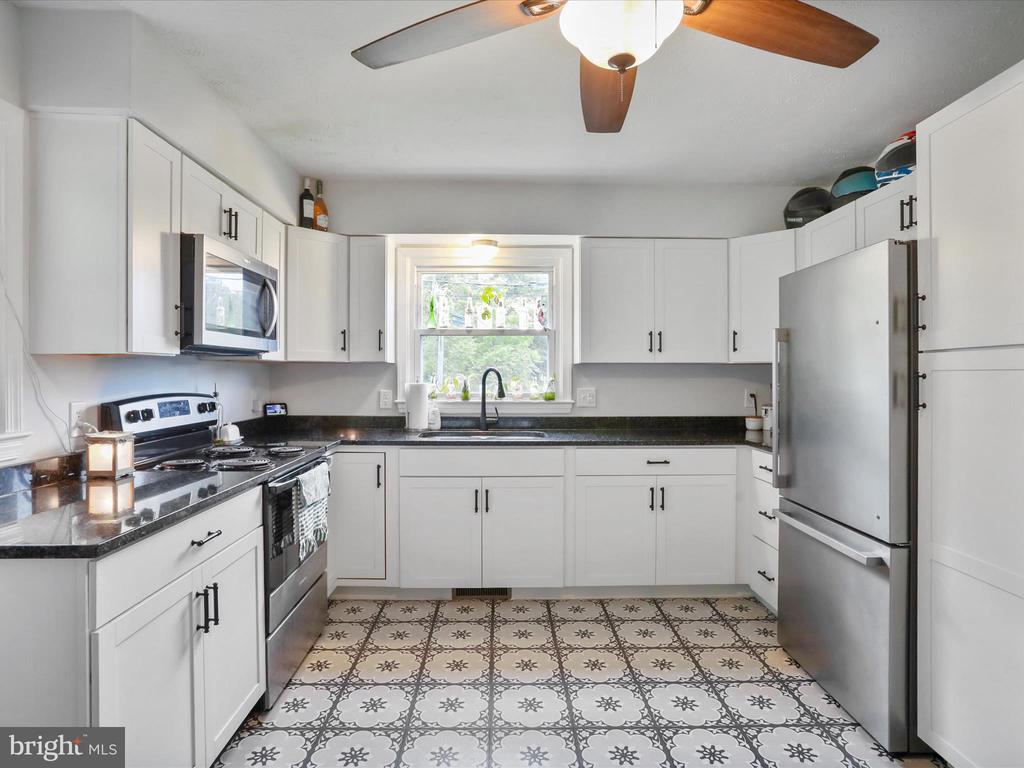 37 HEADWATERS RD, CHESTER GAP, Virginia, 5 Bedrooms Bedrooms, ,4 BathroomsBathrooms,Residential,37 HEADWATERS RD,VARP2002142 MLS # VARP2002142