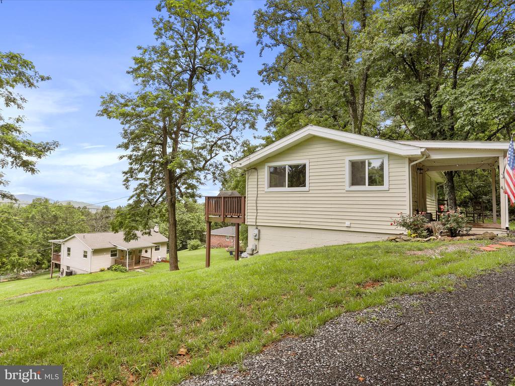 37 HEADWATERS RD, CHESTER GAP, Virginia, 5 Bedrooms Bedrooms, ,4 BathroomsBathrooms,Residential,37 HEADWATERS RD,VARP2002142 MLS # VARP2002142