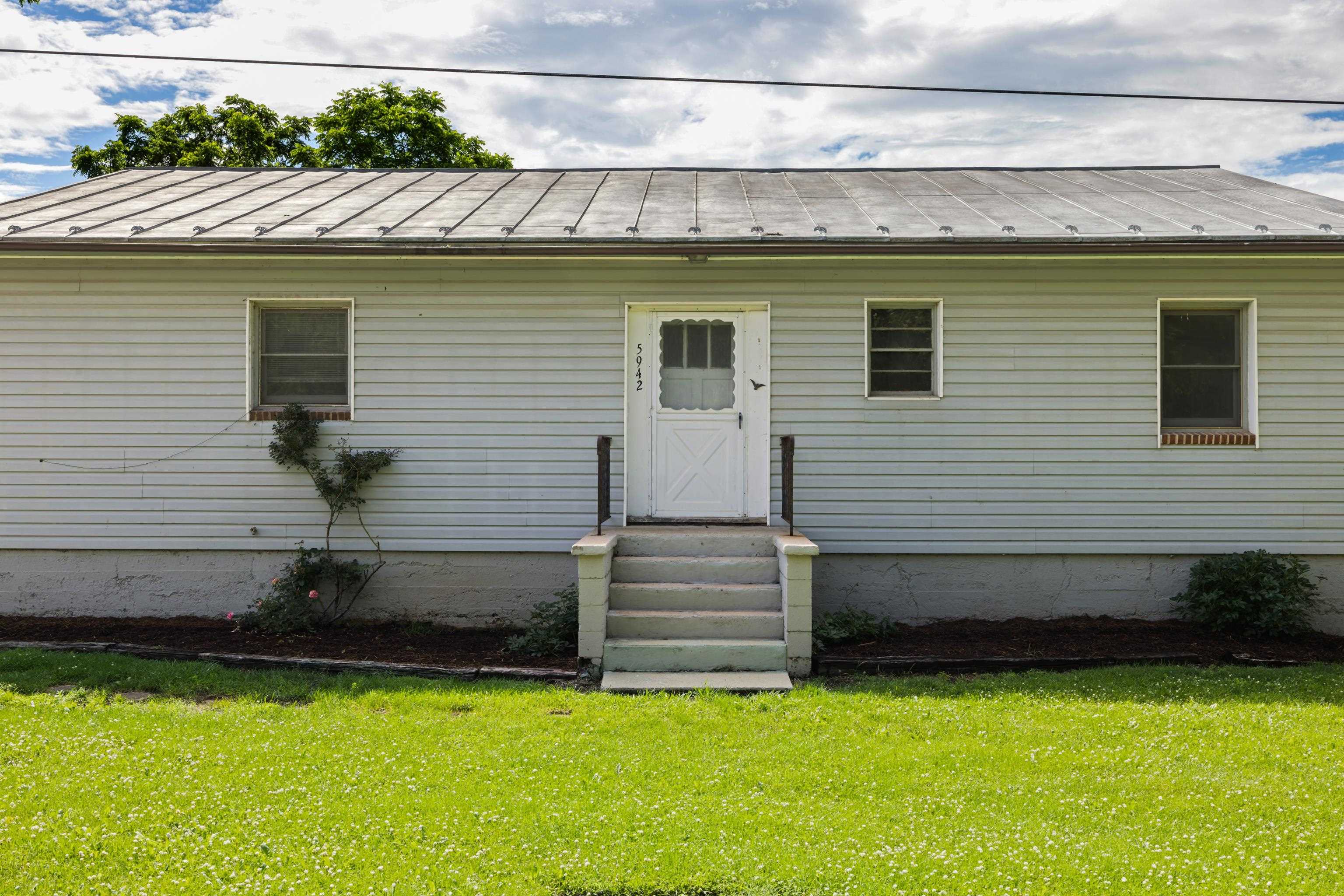 5942 MOSSY CREEK RD, BRIDGEWATER, Virginia 22812, 3 Bedrooms Bedrooms, ,2 BathroomsBathrooms,Residential,5942 MOSSY CREEK RD,665965 MLS # 665965