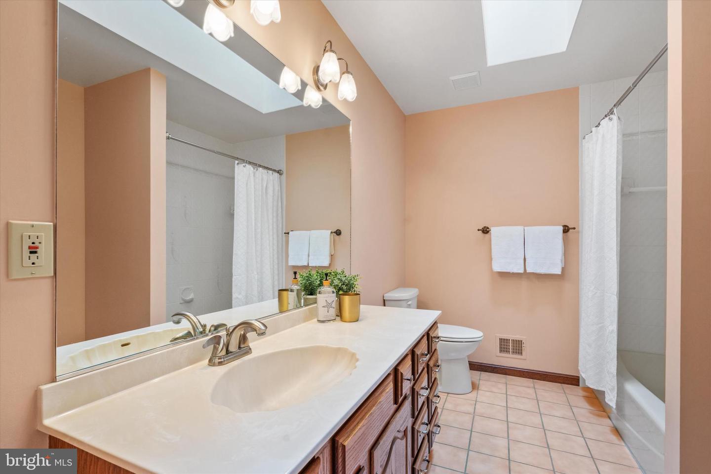 10060 HAMPTON RD, FAIRFAX STATION, Virginia 22039, 5 Bedrooms Bedrooms, ,5 BathroomsBathrooms,Residential,For sale,10060 HAMPTON RD,VAFX2242684 MLS # VAFX2242684