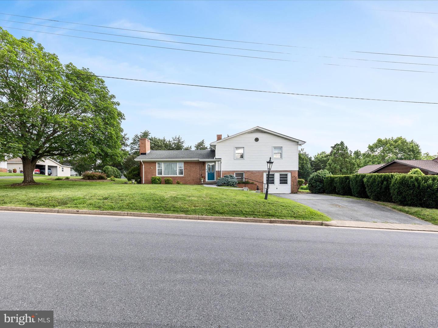 817 LAURIE DR, STRASBURG, Virginia 22657, 4 Bedrooms Bedrooms, ,2 BathroomsBathrooms,Residential,For sale,817 LAURIE DR,VASH2011550 MLS # VASH2011550