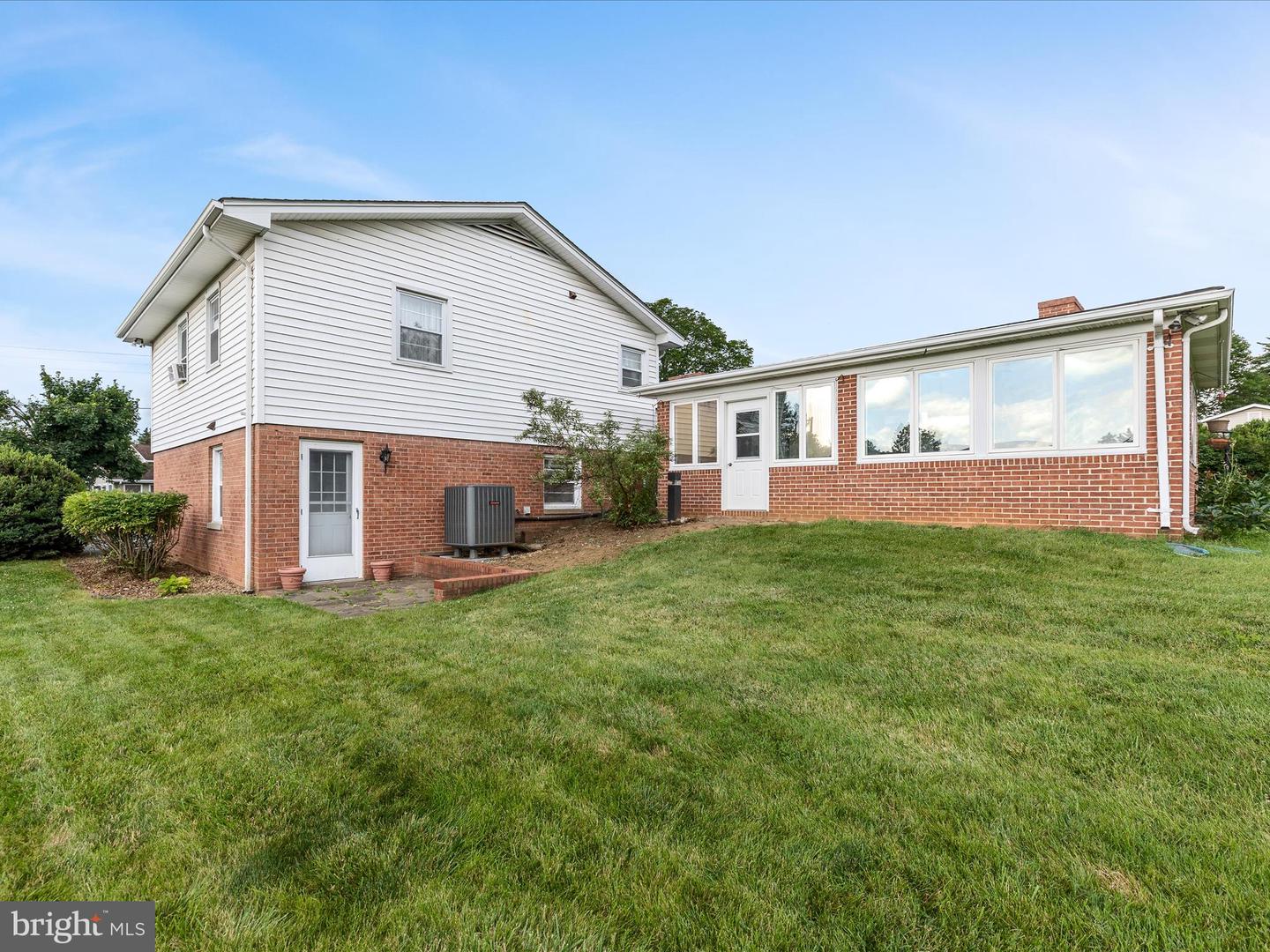817 LAURIE DR, STRASBURG, Virginia 22657, 4 Bedrooms Bedrooms, ,2 BathroomsBathrooms,Residential,For sale,817 LAURIE DR,VASH2011550 MLS # VASH2011550