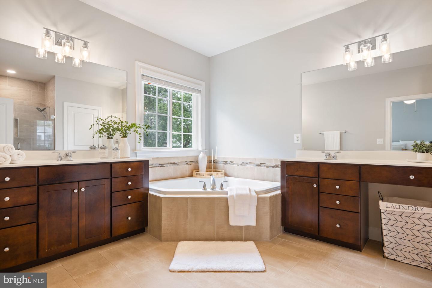 415 YEONAS DR SW, VIENNA, Virginia 22180, 5 Bedrooms Bedrooms, ,4 BathroomsBathrooms,Residential,For sale,415 YEONAS DR SW,VAFX2243630 MLS # VAFX2243630