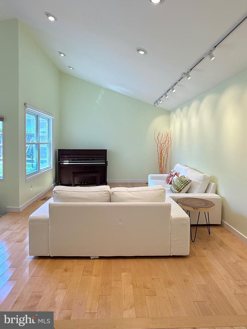 231 E JUNIPER AVE, STERLING, Virginia 20164, 3 Bedrooms Bedrooms, ,2 BathroomsBathrooms,Residential,For sale,231 E JUNIPER AVE,VALO2099220 MLS # VALO2099220