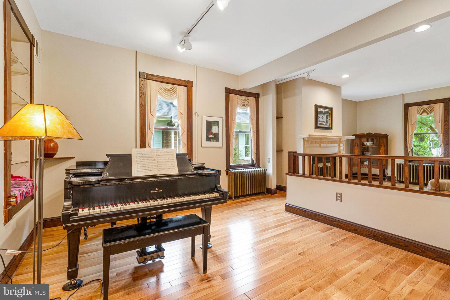 17 CEDAR ST, ALEXANDRIA, Virginia 22301, 4 Bedrooms Bedrooms, ,2 BathroomsBathrooms,Residential,For sale,17 CEDAR ST,VAAX2046628 MLS # VAAX2046628