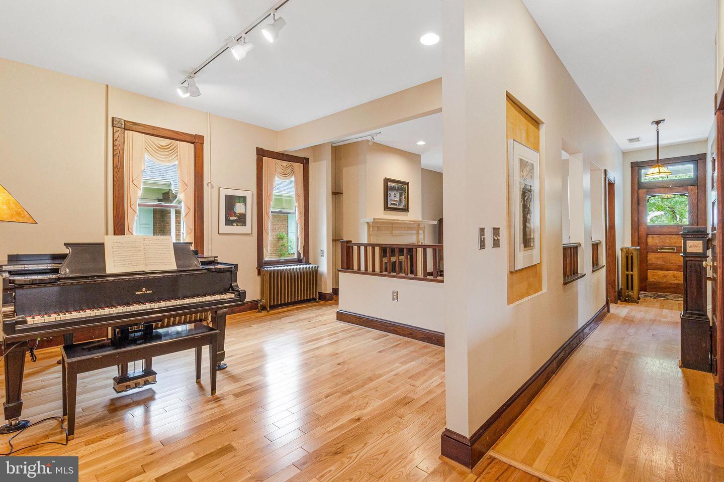 17 CEDAR ST, ALEXANDRIA, Virginia 22301, 4 Bedrooms Bedrooms, ,2 BathroomsBathrooms,Residential,For sale,17 CEDAR ST,VAAX2046628 MLS # VAAX2046628
