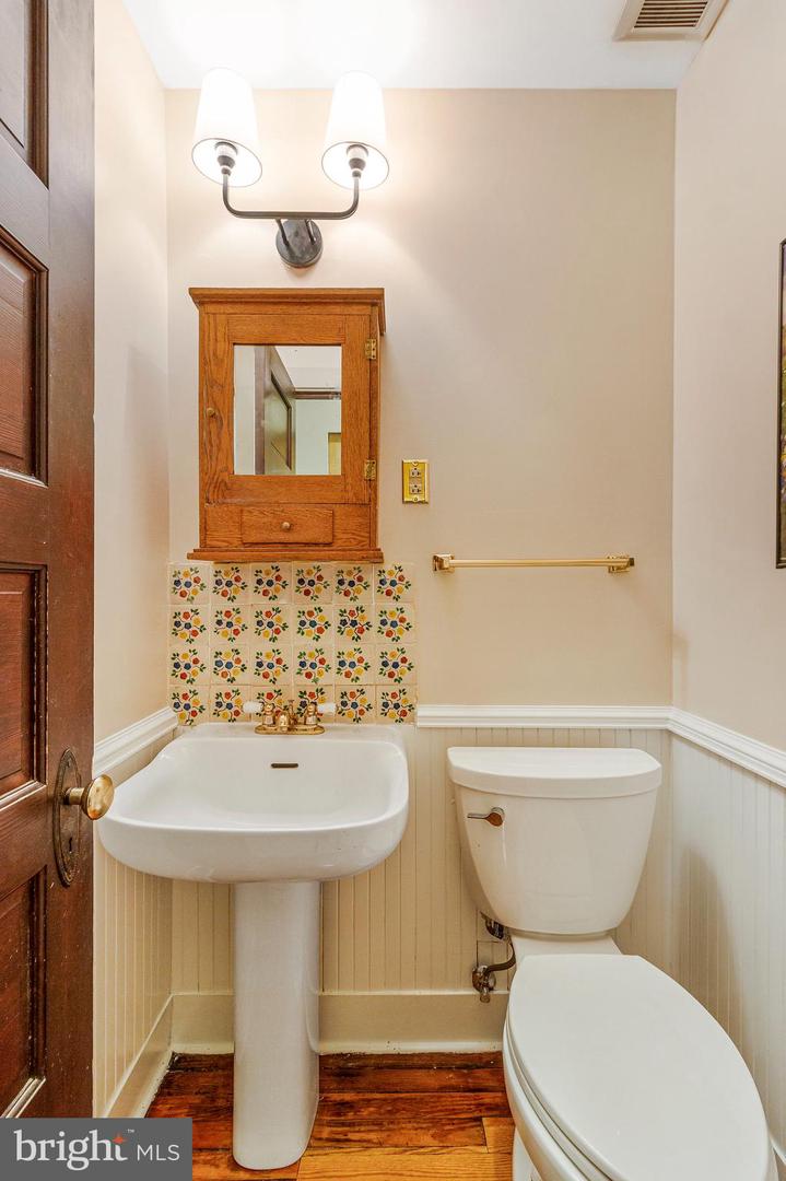 17 CEDAR ST, ALEXANDRIA, Virginia 22301, 4 Bedrooms Bedrooms, ,2 BathroomsBathrooms,Residential,For sale,17 CEDAR ST,VAAX2046628 MLS # VAAX2046628