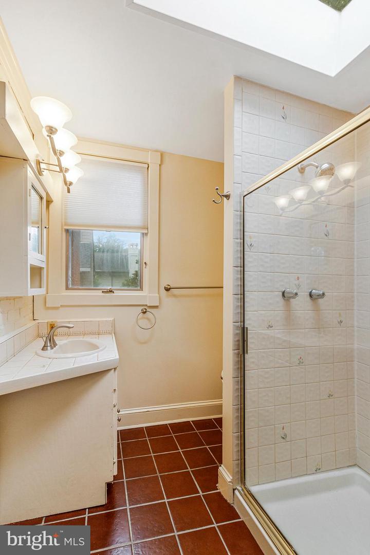 17 CEDAR ST, ALEXANDRIA, Virginia 22301, 4 Bedrooms Bedrooms, ,2 BathroomsBathrooms,Residential,For sale,17 CEDAR ST,VAAX2046628 MLS # VAAX2046628