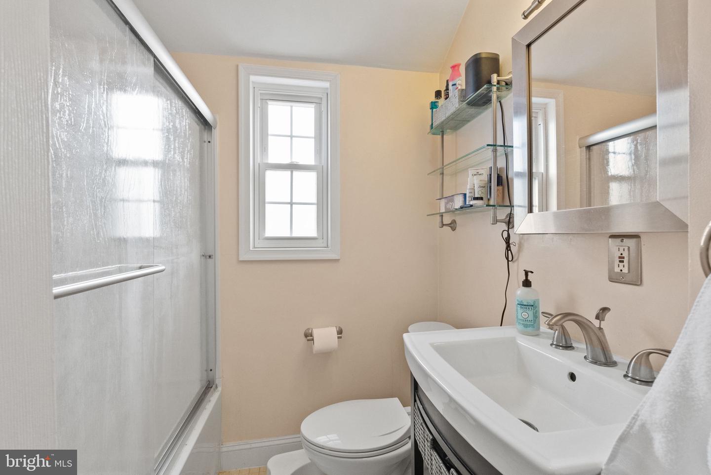 3816 KELLER AVE, ALEXANDRIA, Virginia 22302, 2 Bedrooms Bedrooms, ,1 BathroomBathrooms,Residential,For sale,3816 KELLER AVE,VAAX2046634 MLS # VAAX2046634