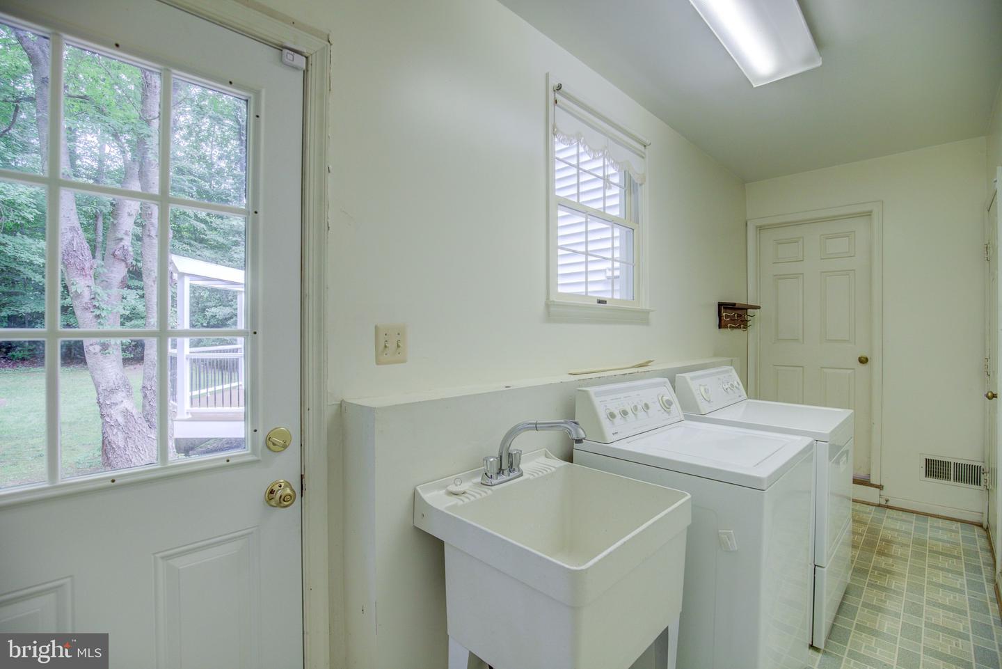 9708 S PARK CIR, FAIRFAX STATION, Virginia 22039, 4 Bedrooms Bedrooms, ,2 BathroomsBathrooms,Residential,For sale,9708 S PARK CIR,VAFX2248656 MLS # VAFX2248656