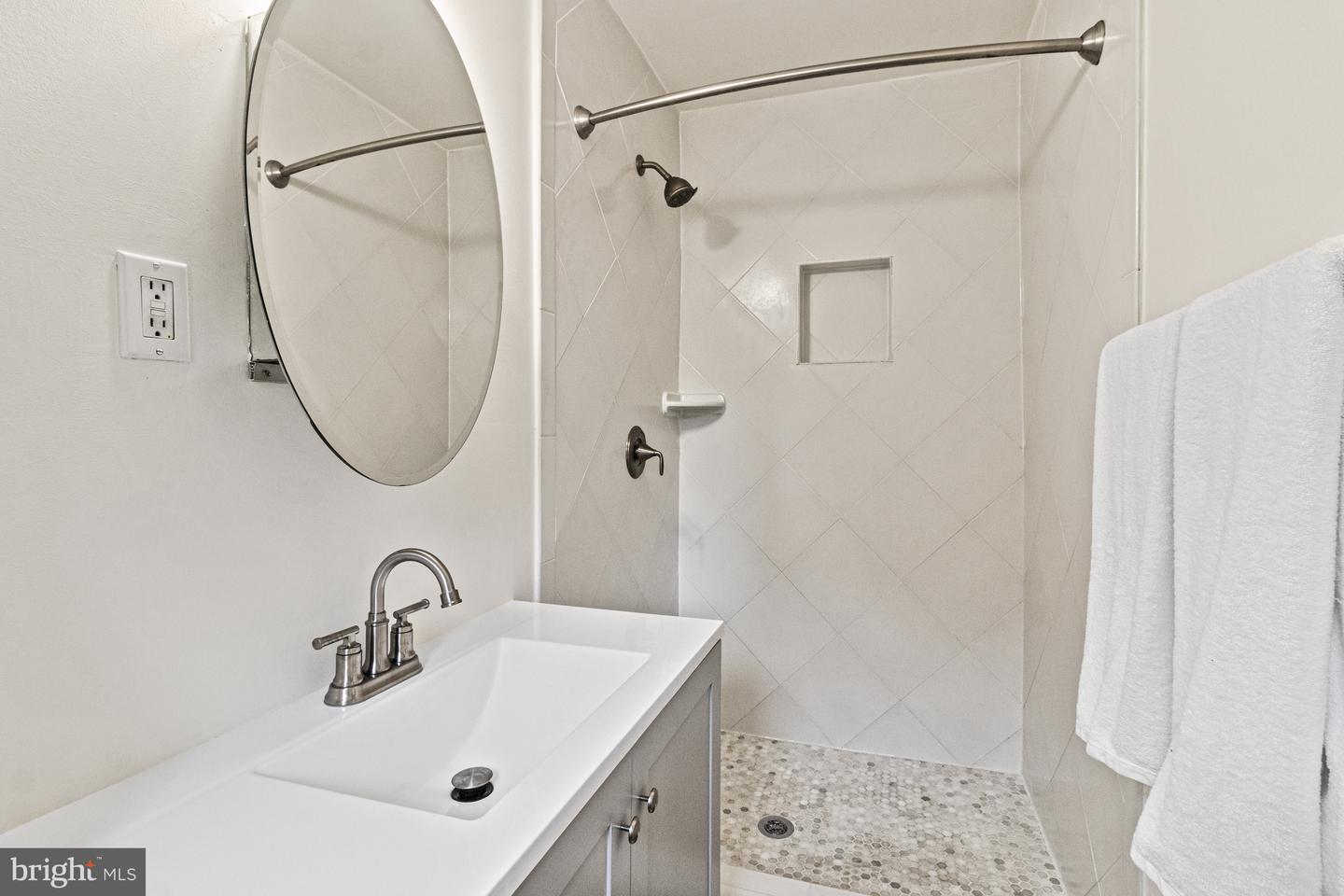 7119 SEA CLIFF RD, MCLEAN, Virginia 22101, 4 Bedrooms Bedrooms, ,3 BathroomsBathrooms,Residential,For sale,7119 SEA CLIFF RD,VAFX2248330 MLS # VAFX2248330
