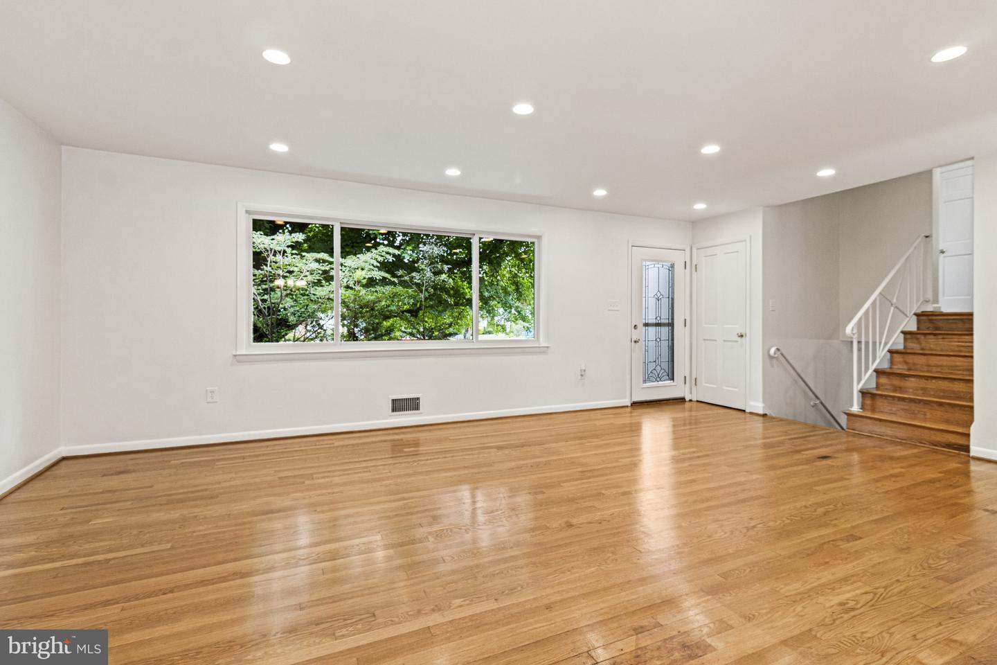 7119 SEA CLIFF RD, MCLEAN, Virginia 22101, 4 Bedrooms Bedrooms, ,3 BathroomsBathrooms,Residential,For sale,7119 SEA CLIFF RD,VAFX2248330 MLS # VAFX2248330