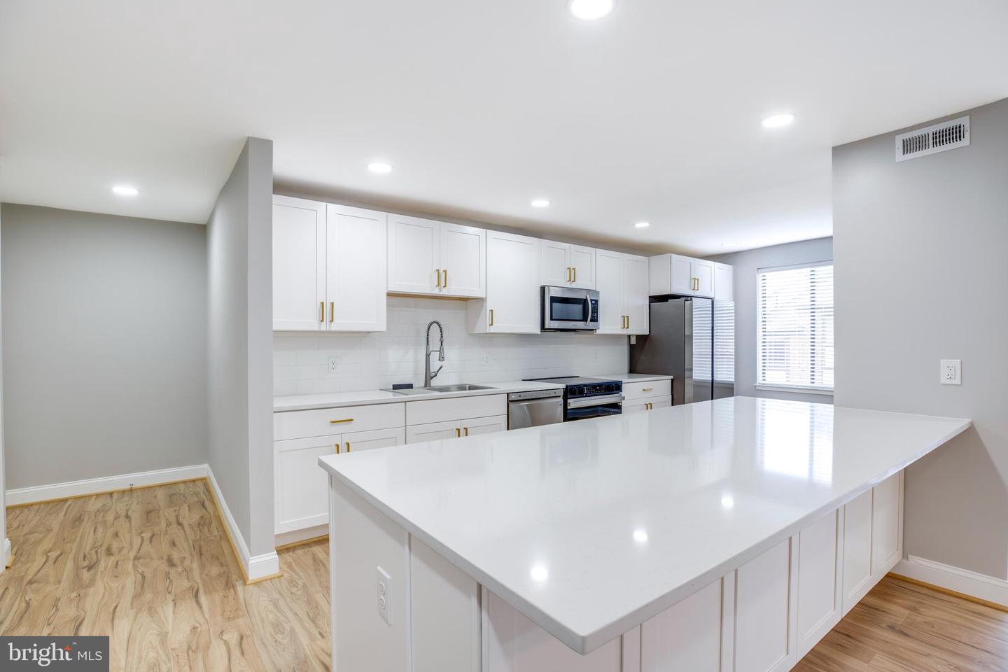 9704 KINGSBRIDGE DR #203, FAIRFAX, Virginia 22031, 1 Bedroom Bedrooms, ,1 BathroomBathrooms,Residential,For sale,9704 KINGSBRIDGE DR #203,VAFX2248978 MLS # VAFX2248978