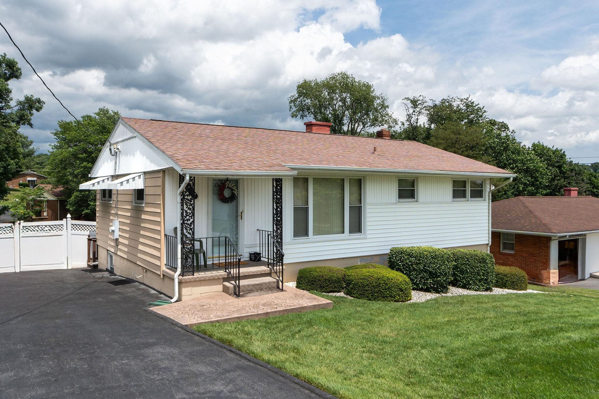 2517 N SHARLAINE DR, STAUNTON, Virginia 24401, 3 Bedrooms Bedrooms, ,1 BathroomBathrooms,Residential,2517 N SHARLAINE DR,666007 MLS # 666007
