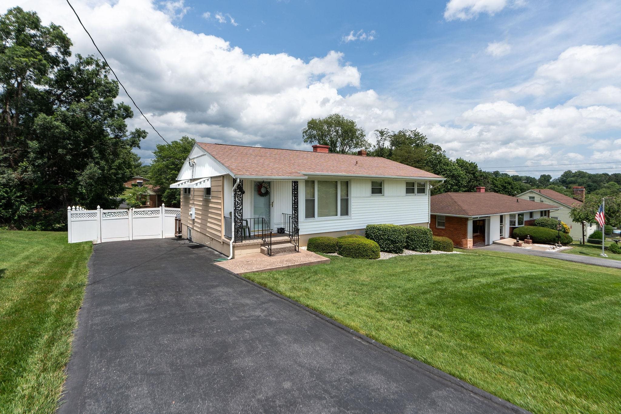 2517 N SHARLAINE DR, STAUNTON, Virginia 24401, 3 Bedrooms Bedrooms, ,1 BathroomBathrooms,Residential,2517 N SHARLAINE DR,666007 MLS # 666007