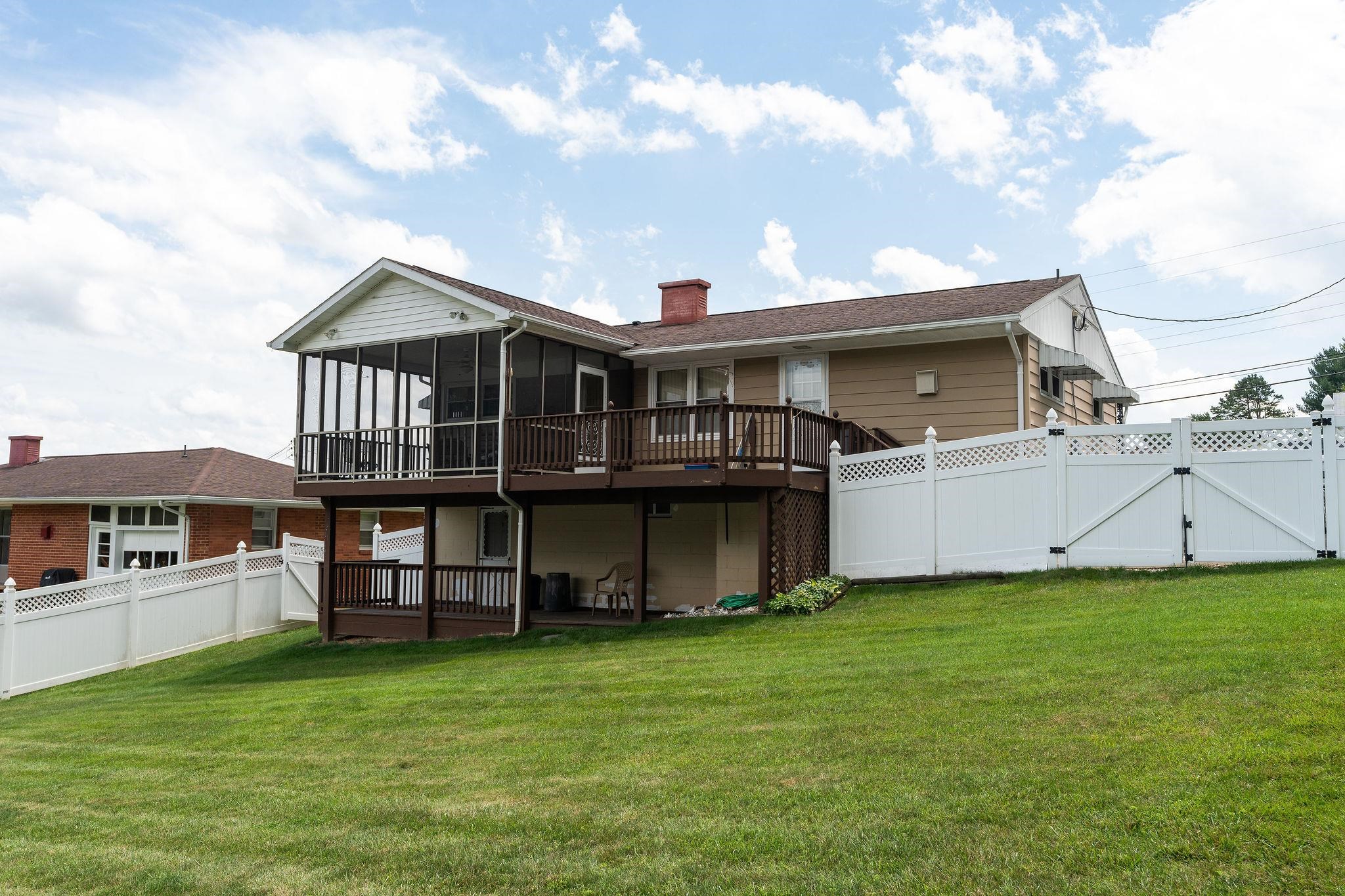 2517 N SHARLAINE DR, STAUNTON, Virginia 24401, 3 Bedrooms Bedrooms, ,1 BathroomBathrooms,Residential,2517 N SHARLAINE DR,666007 MLS # 666007