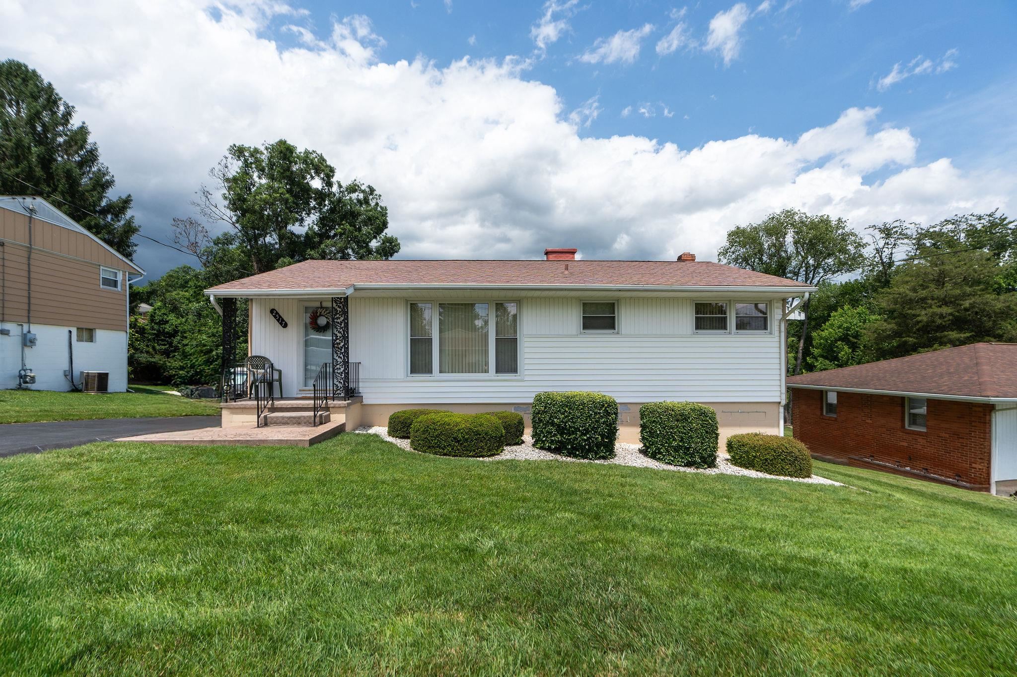 2517 N SHARLAINE DR, STAUNTON, Virginia 24401, 3 Bedrooms Bedrooms, ,1 BathroomBathrooms,Residential,2517 N SHARLAINE DR,666007 MLS # 666007