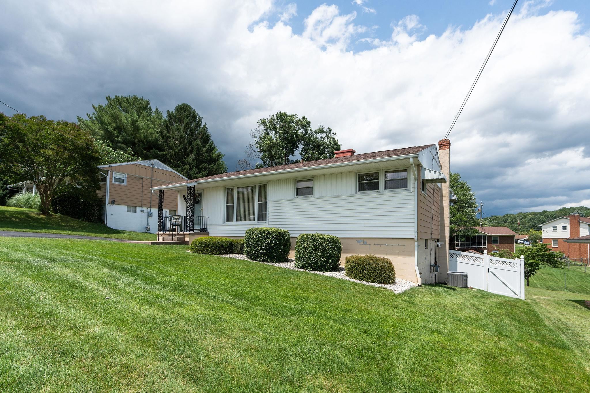 2517 N SHARLAINE DR, STAUNTON, Virginia 24401, 3 Bedrooms Bedrooms, ,1 BathroomBathrooms,Residential,2517 N SHARLAINE DR,666007 MLS # 666007