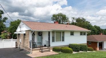 2517 N SHARLAINE DR, STAUNTON, Virginia 24401, 3 Bedrooms Bedrooms, ,1 BathroomBathrooms,Residential,2517 N SHARLAINE DR,666007 MLS # 666007