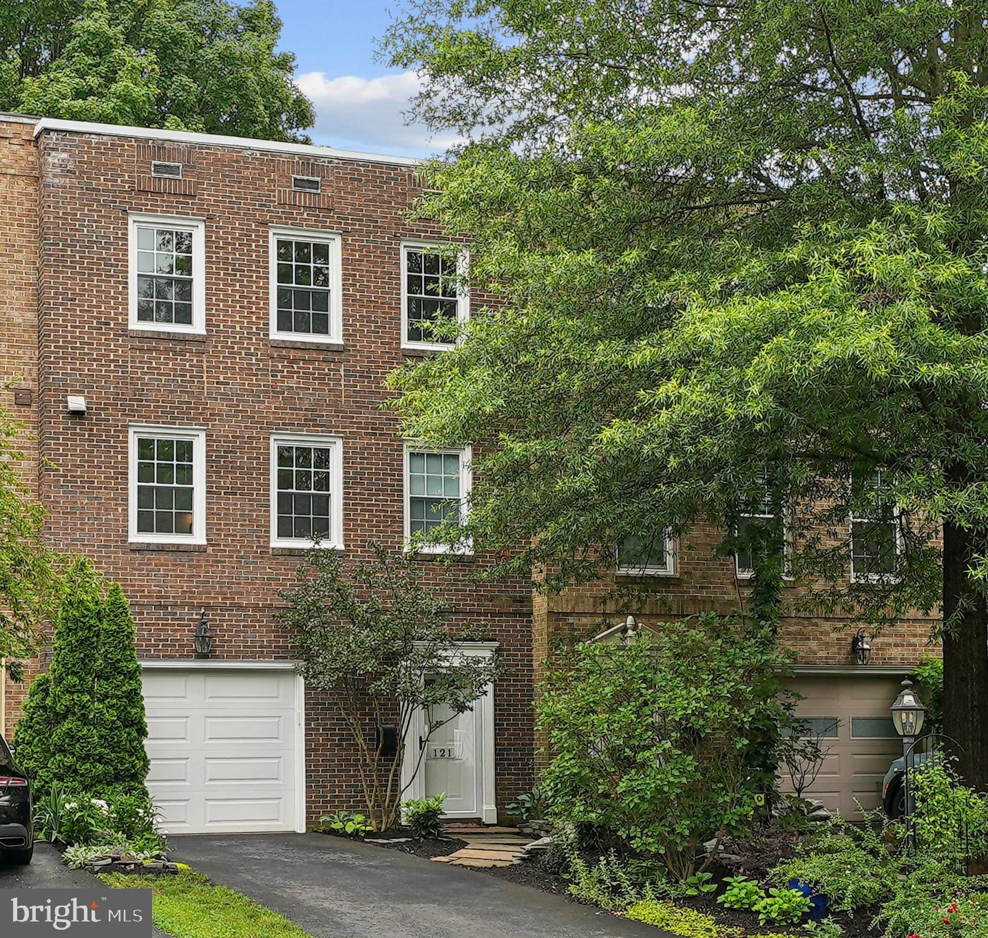 121 HARRISON ST NE, LEESBURG, Virginia 20176, 3 Bedrooms Bedrooms, ,3 BathroomsBathrooms,Residential,For sale,121 HARRISON ST NE,VALO2100010 MLS # VALO2100010