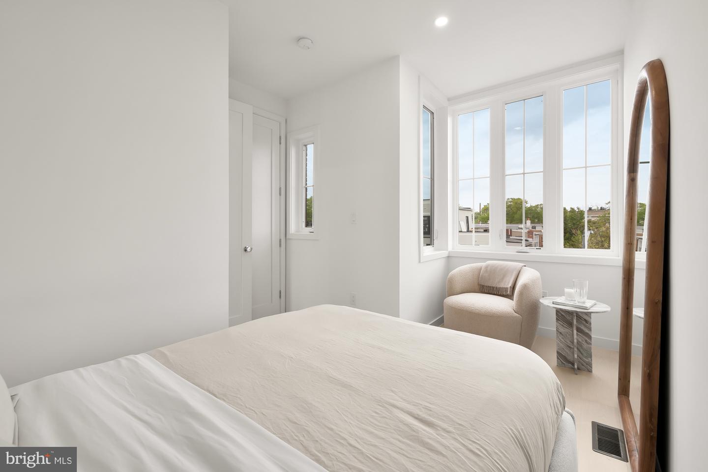 146 S ST NW #B, WASHINGTON, District Of Columbia 20001, 5 Bedrooms Bedrooms, ,3 BathroomsBathrooms,Residential,For sale,146 S ST NW #B,DCDC2206694 MLS # DCDC2206694