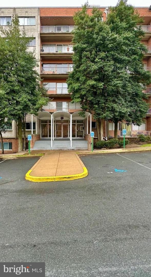 431 N ARMISTEAD ST N #406, ALEXANDRIA, Virginia 22312, 1 Bedroom Bedrooms, ,1 BathroomBathrooms,Residential,For sale,431 N ARMISTEAD ST N #406,VAAX2046780 MLS # VAAX2046780