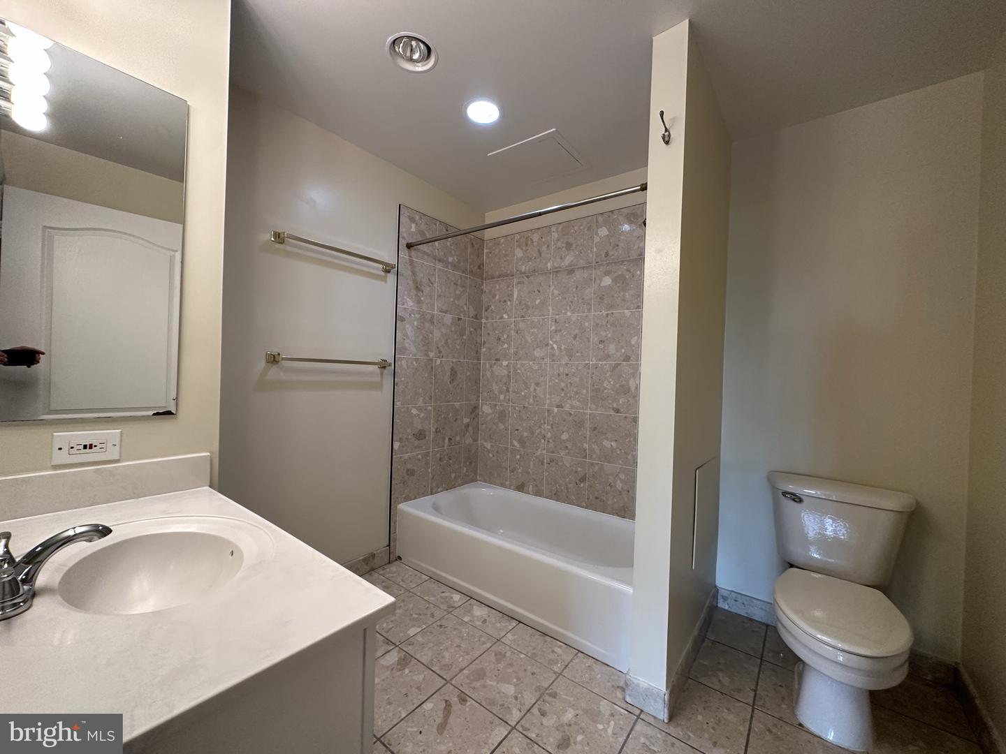 901 N MONROE ST #308, ARLINGTON, Virginia 22201, 2 Bedrooms Bedrooms, ,2 BathroomsBathrooms,Residential,For sale,901 N MONROE ST #308,VAAR2059614 MLS # VAAR2059614