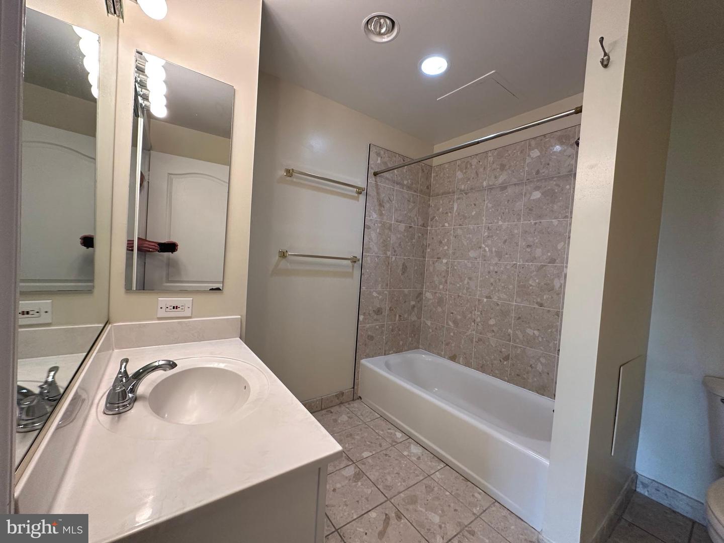 901 N MONROE ST #308, ARLINGTON, Virginia 22201, 2 Bedrooms Bedrooms, ,2 BathroomsBathrooms,Residential,For sale,901 N MONROE ST #308,VAAR2059614 MLS # VAAR2059614
