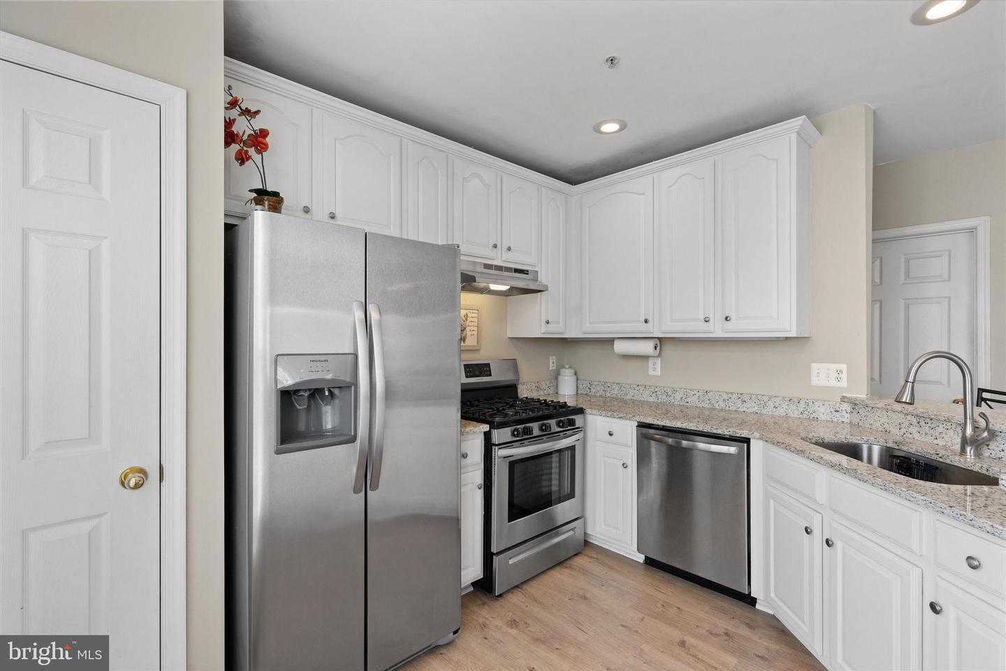 25280 LAKE SHORE SQ #205, CHANTILLY, Virginia 20152, 2 Bedrooms Bedrooms, ,1 BathroomBathrooms,Residential,For sale,25280 LAKE SHORE SQ #205,VALO2098844 MLS # VALO2098844