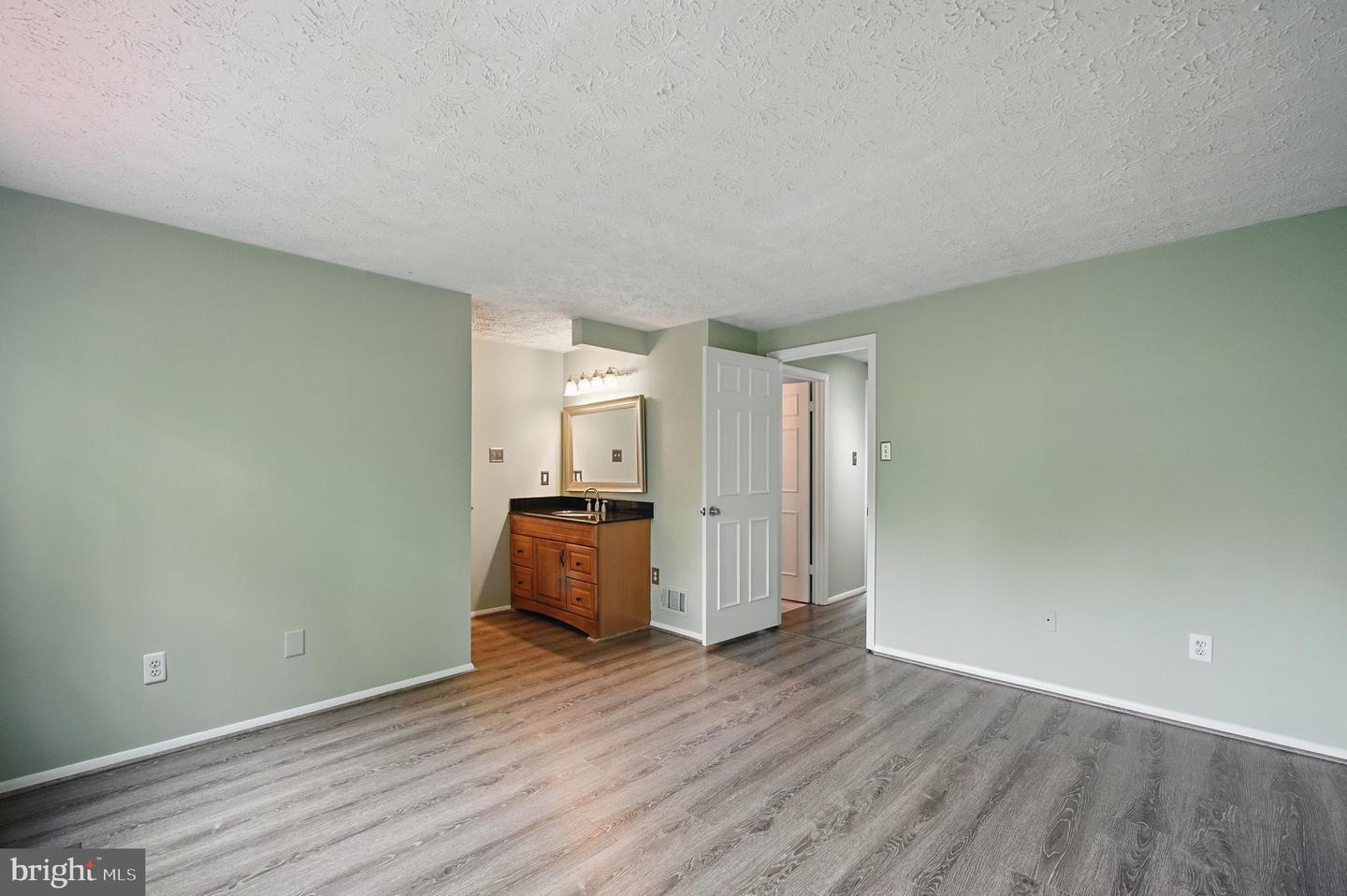 9922 OAKDALE WOODS CT, VIENNA, Virginia 22181, 3 Bedrooms Bedrooms, ,2 BathroomsBathrooms,Residential,For sale,9922 OAKDALE WOODS CT,VAFX2246170 MLS # VAFX2246170