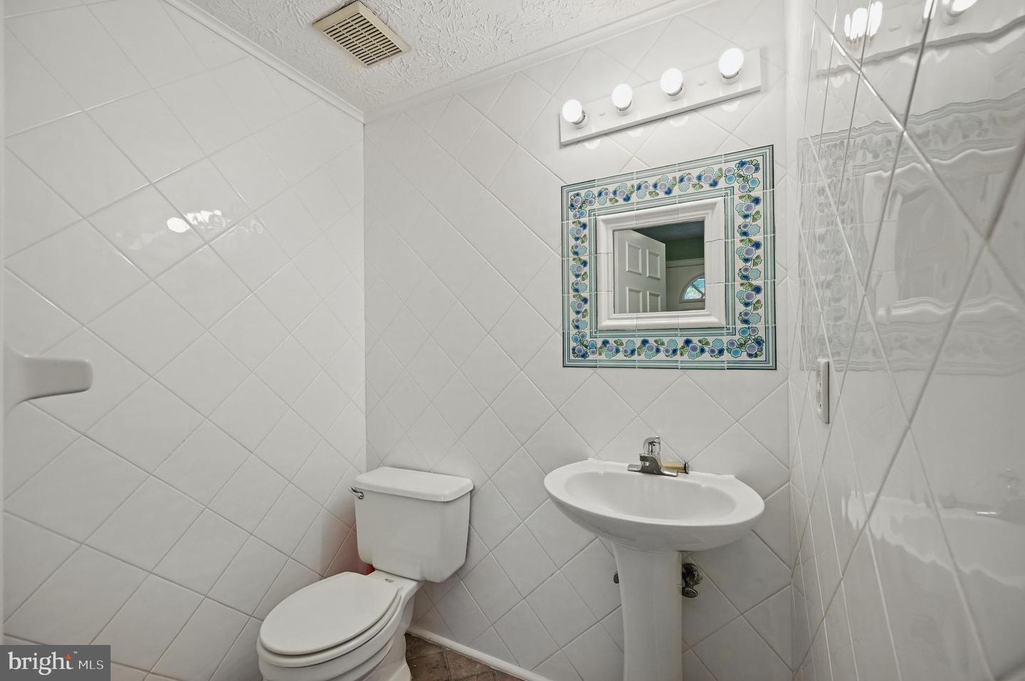 9922 OAKDALE WOODS CT, VIENNA, Virginia 22181, 3 Bedrooms Bedrooms, ,2 BathroomsBathrooms,Residential,For sale,9922 OAKDALE WOODS CT,VAFX2246170 MLS # VAFX2246170
