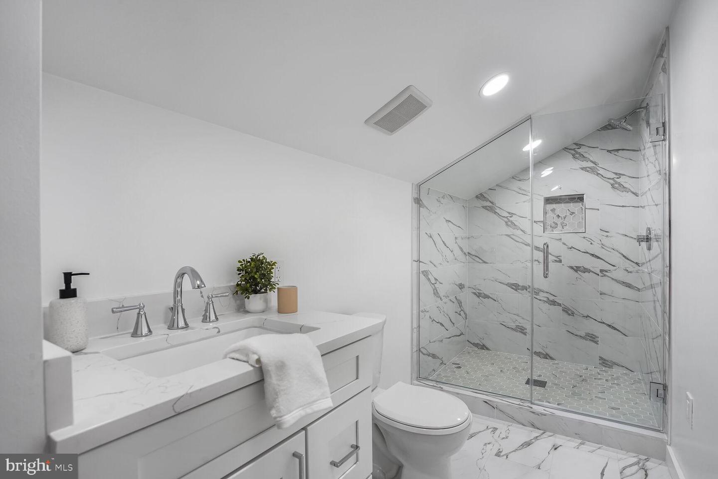 504 KINGSLEY RD SW, VIENNA, Virginia 22180, 7 Bedrooms Bedrooms, ,6 BathroomsBathrooms,Residential,For sale,504 KINGSLEY RD SW,VAFX2246344 MLS # VAFX2246344