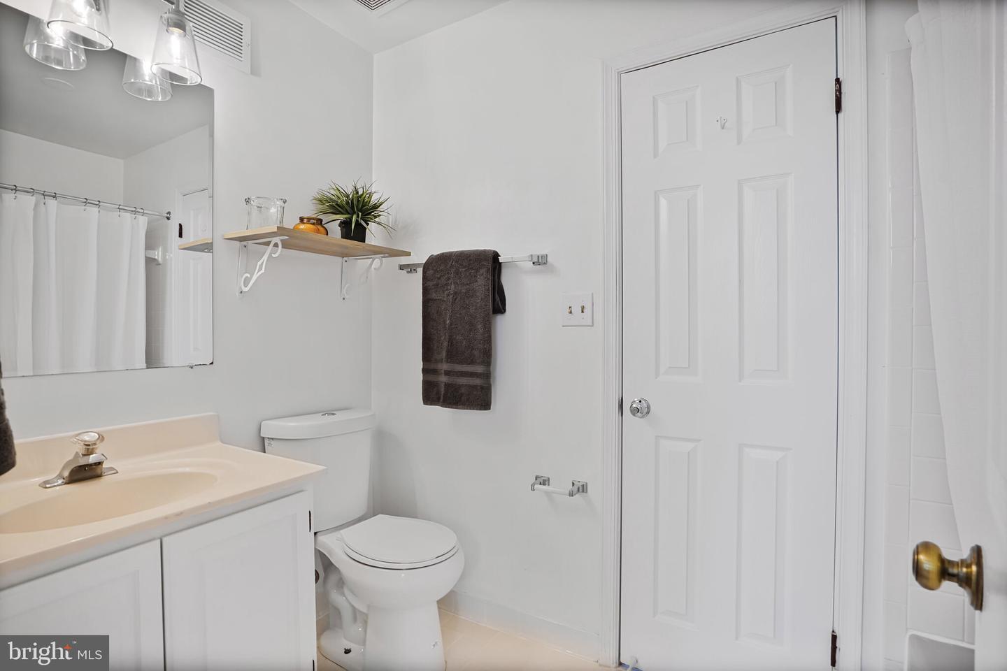 4223 N CARLIN SPRINGS RD, ARLINGTON, Virginia 22203, 2 Bedrooms Bedrooms, ,2 BathroomsBathrooms,Residential,For sale,4223 N CARLIN SPRINGS RD,VAAR2056466 MLS # VAAR2056466