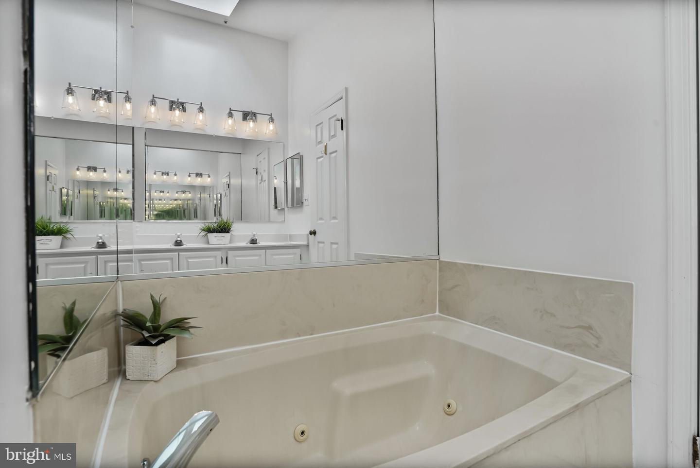 4223 N CARLIN SPRINGS RD, ARLINGTON, Virginia 22203, 2 Bedrooms Bedrooms, ,2 BathroomsBathrooms,Residential,For sale,4223 N CARLIN SPRINGS RD,VAAR2056466 MLS # VAAR2056466